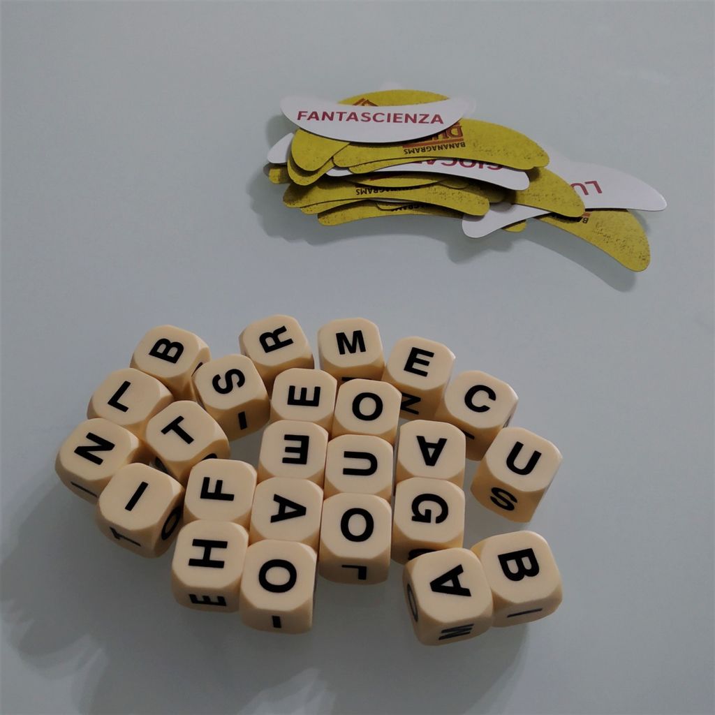 Bananagrams Duel dice and cards